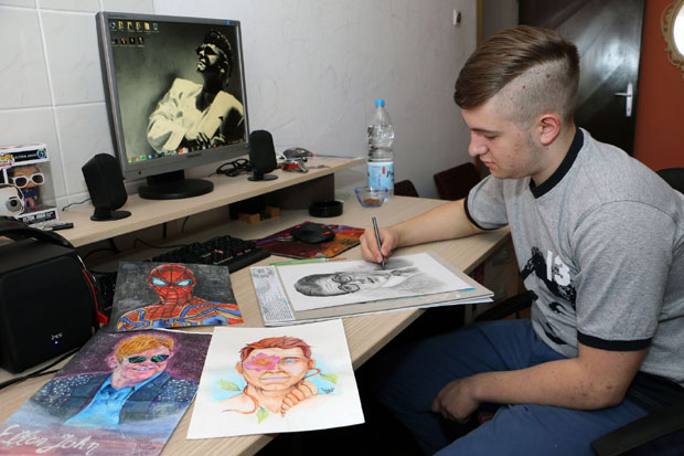 Средњошколац вешто и брзо црта измишљене јунаке